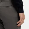 Slim-Fit-Chinos aus Stretch-Baumwollsatin Slim-Fit-Chinos aus Stretch-Baumwollsatin