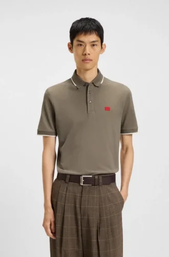 Slim-Fit-Poloshirt aus Baumwollpiqué mit rotem Logo-Label