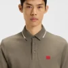 Slim-Fit-Poloshirt aus Baumwollpiqué mit rotem Logo-Label