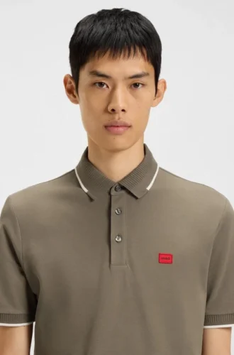 Slim-Fit-Poloshirt aus Baumwollpiqué mit rotem Logo-Label