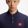 Slim-Fit-Poloshirt aus Baumwollpiqué mit rotem Logo-Label