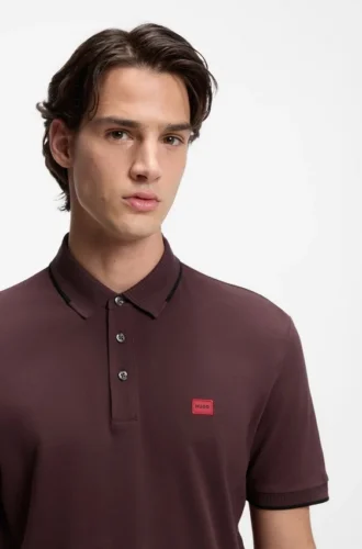 Slim-Fit-Poloshirt aus Baumwollpiqué mit rotem Logo-Label