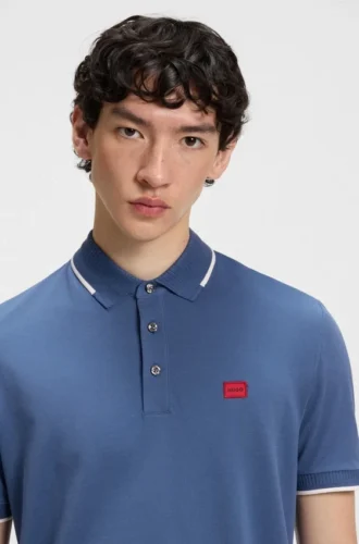 Slim-Fit-Poloshirt aus Baumwollpiqué mit rotem Logo-Label