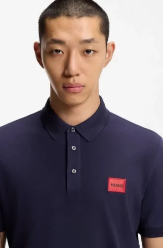 Slim-Fit-Poloshirt aus Baumwollpiqué mit rotem Logo-Label