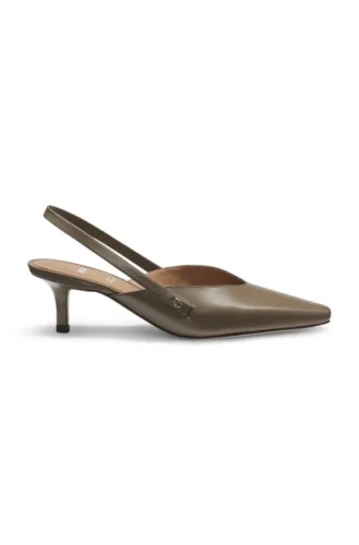 Slingback-Pumps aus poliertem Leder