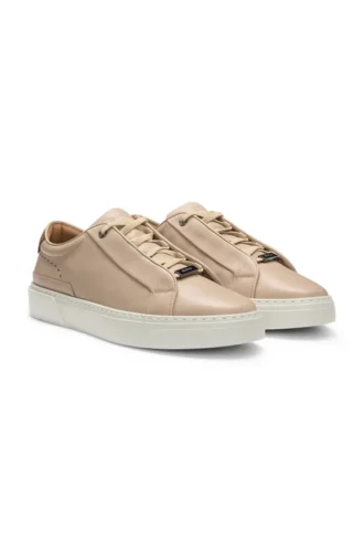Sneaker aus Leder mit Fersenlasche aus Wildleder
