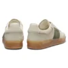 Sneaker aus Leder und Wildleder