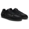 Sneaker aus verschiedenen Materialien mit offenem Mesh