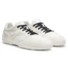 Sneaker aus verschiedenen Materialien mit offenem Mesh