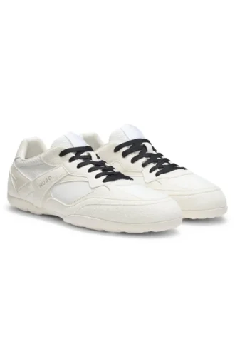 Sneaker aus verschiedenen Materialien mit offenem Mesh