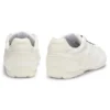 Sneaker aus verschiedenen Materialien mit offenem Mesh
