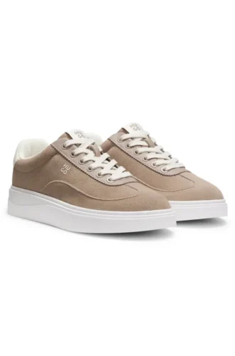 Sneaker aus Wildleder mit übereinanderliegenden Logos