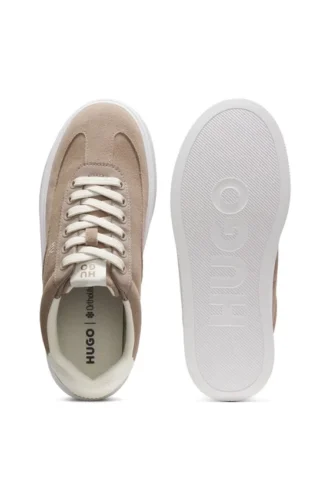 Sneaker aus Wildleder mit übereinanderliegenden Logos