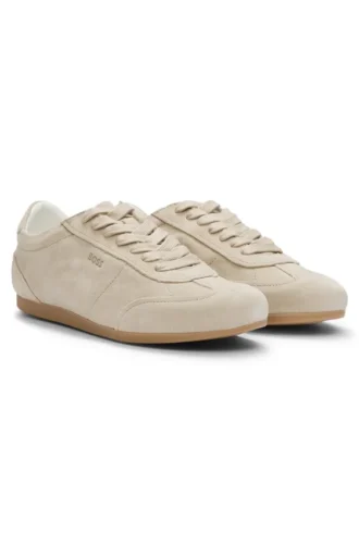 Sneaker aus Wildleder mit Logo-Details