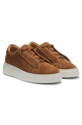 Sneaker aus Wildleder mit verstecktem Keilabsatz