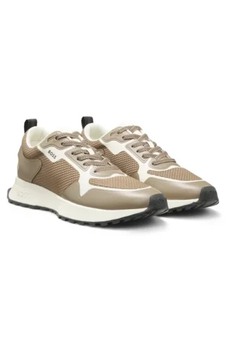 Sneaker mit Mesh-Details aus verschiedenen Materialien