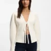 Strickjacke aus Rippstrick mit Bindeband vorne und Ballonärmeln