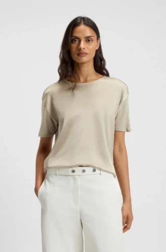 T-Shirt in Regular-Fit mit Vorderseite aus Stretch-Seide