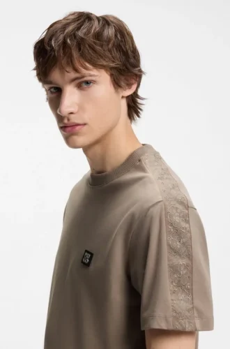 T-Shirt in Relaxed-Fit aus Interlock-Baumwolle mit Stickerei an den Schultern