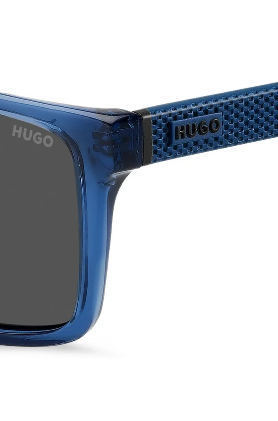 Transparent-blaue Sonnenbrille mit gemusterten Bügeln Transparent-blaue Sonnenbrille mit gemusterten Bügeln