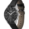 Uhr mit Lederarmband und schwarzem Zifferblatt