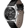 Uhr mit Lederarmband und schwarzem Zifferblatt