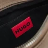 Umhängetasche aus Kunstleder mit gestapeltem Logo