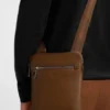 Umschlagtasche aus italienischem Leder mit geprägtem Logo