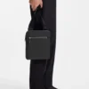 Umschlagtasche aus italienischem Leder mit geprägtem Logo