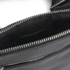 Umschlagtasche aus italienischem Leder mit geprägtem Logo