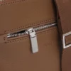 Umschlagtasche aus italienischem Leder mit geprägtem Logo
