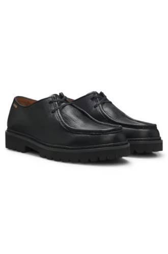 Von Mokassins inspirierte Derby-Schuhe aus getrommeltem Leder