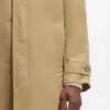 Wasserabweisender Mantel mit verdecktem Verschluss