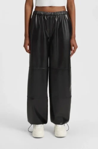 Weit geschnittene Parachute-Hose aus Kunstleder