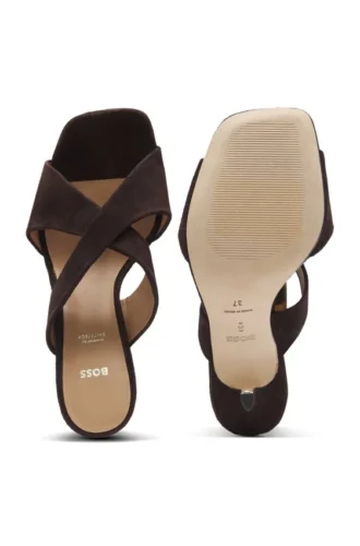Wildledersandalen mit gekreuzten Riemen
